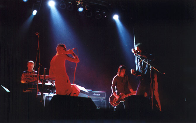 Фотография из российского «New Musical Express», №2 (9), 28 января 2002 года